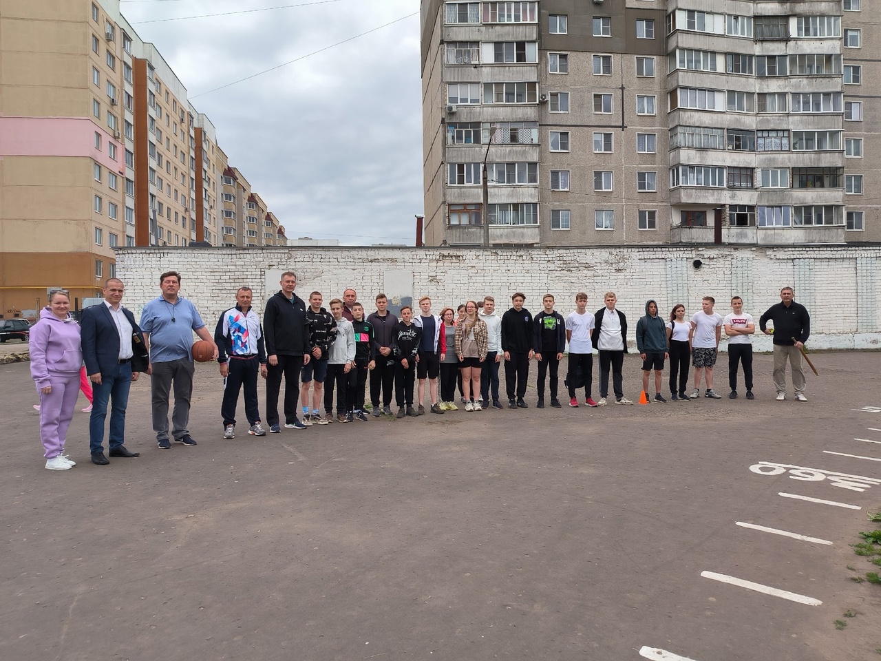 Сегодня на стадионе школы прошли соревнования по лапте.