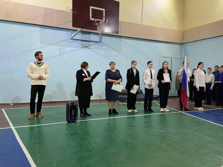 Еженедельные общешкольные линейки.